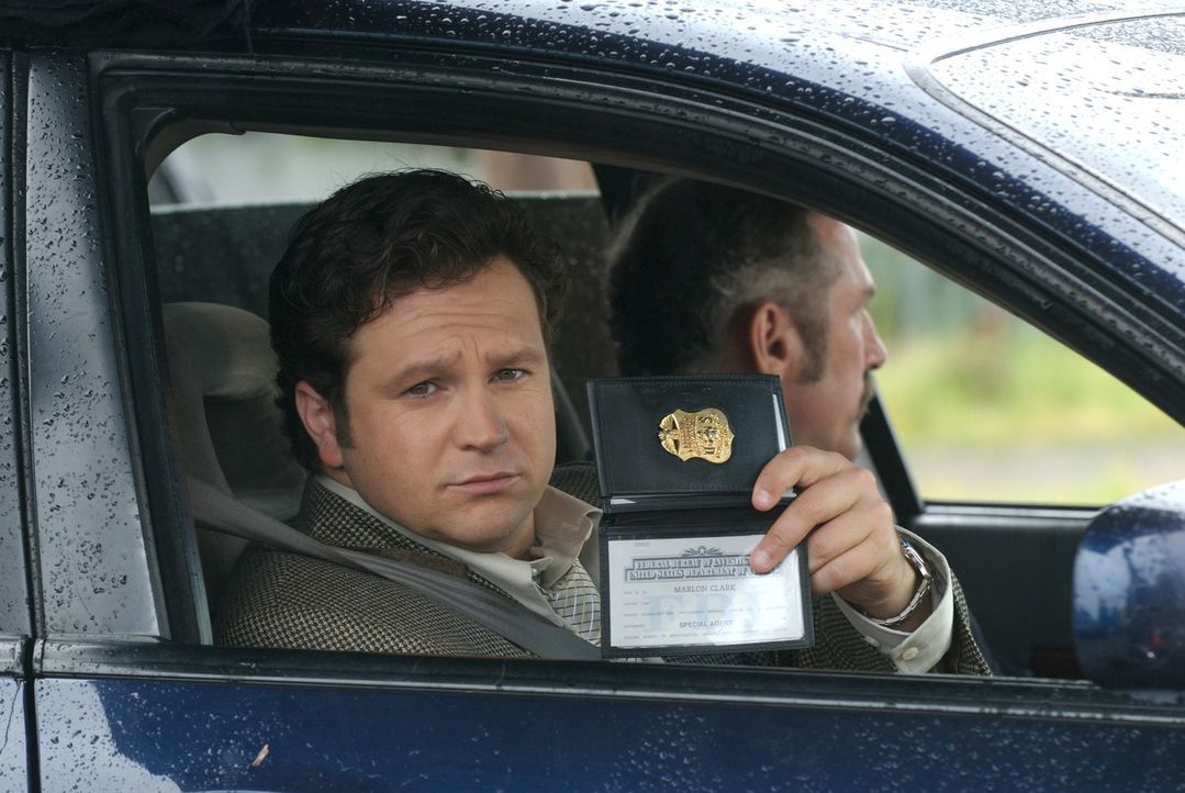 Die FBI-Agenten Clark (Louis-Philippe Dandenault, l.) und Brisick (John Robinson, r.) sind auf dem Weg zu dem Wissenschaftler John McAdams, um ihn z... - Bildquelle: 2006 RHI Entertainment Distribution, LLC