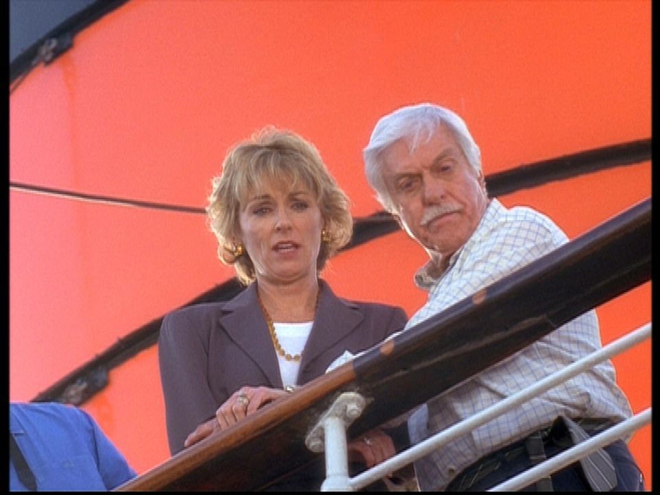 Mark (Dick Van Dyke, r.) kümmert sich um Clare (Brynn Thayer, l.), deren Mann bei einer Kreuzfahrt über Bord gegangen ist. - Bildquelle: Viacom