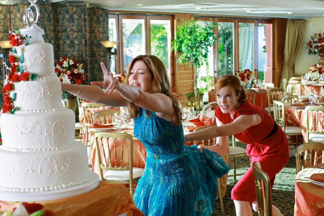 Katherine (Dana Delany, l.) sieht die Hochzeitstorte, die Bree (Marcia Cross, r.) für eine Hochzeit hat anfertigen lassen, und ist geschockt darüber... - Bildquelle: ABC Studios