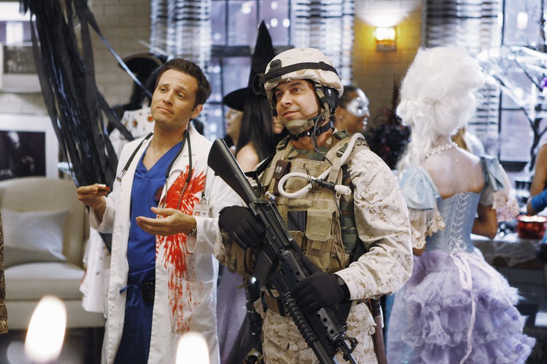 Amüsieren sich auf der Halloween-Party in Castles Haus: Kevin Ryan (Seamus Dever, l.) und Javier (Jon Huertas, r.) - Bildquelle: ABC Studios
