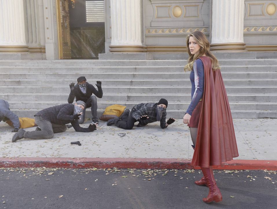 Kara alias Supergirl (Melissa Benoist) leidet unter den Folgen ihres Handelns, nachdem sie mit rotem Kryptonit in Kontakt gekommen war. Kann sie das... - Bildquelle: 2015 Warner Bros. Entertainment, Inc.