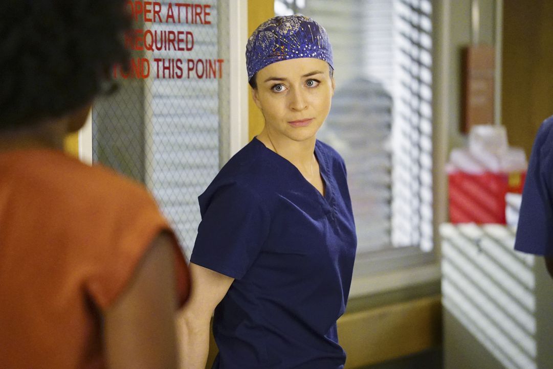 Während sich Stephanie (Jerrika Hinton, l.) Sorgen um Kyle macht, der wieder am Hirn operiert werden muss, schlägt Meredith Amelia (Caterina Scorson... - Bildquelle: Richard Cartwright ABC Studios