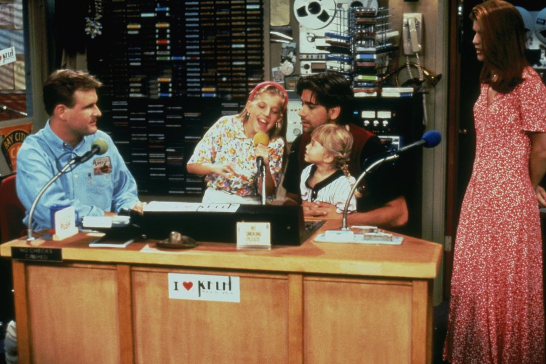 Eine besondere Radioshow wartet auf Joey (Dave Coulier, l.), Stephanie (Jodie Sweetin, 2.v.l.), Jesse (John Stamos, M.), Michelle (Mary-Kate/Ashley... - Bildquelle: Warner Brothers Inc.