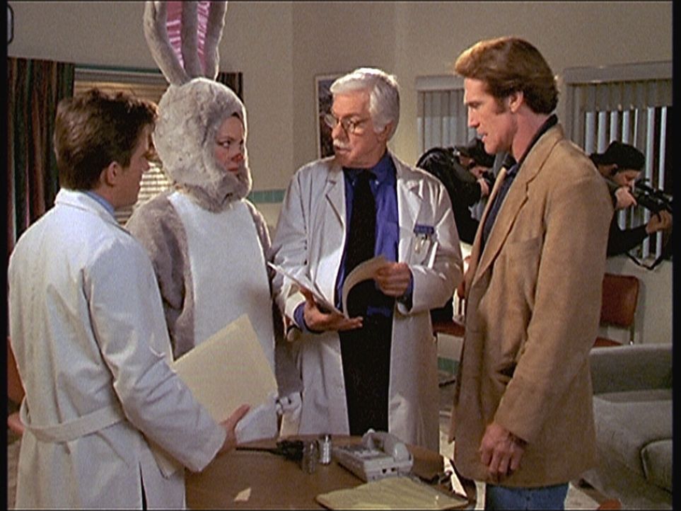 Steve (Barry Van Dyke, r.), Jesse (Charlie Schlatter, l.) und Mark (Dick Van Dyke, 2.v.r.) versuchen, von der ehemaligen Krankenschwester Patricia (... - Bildquelle: Viacom