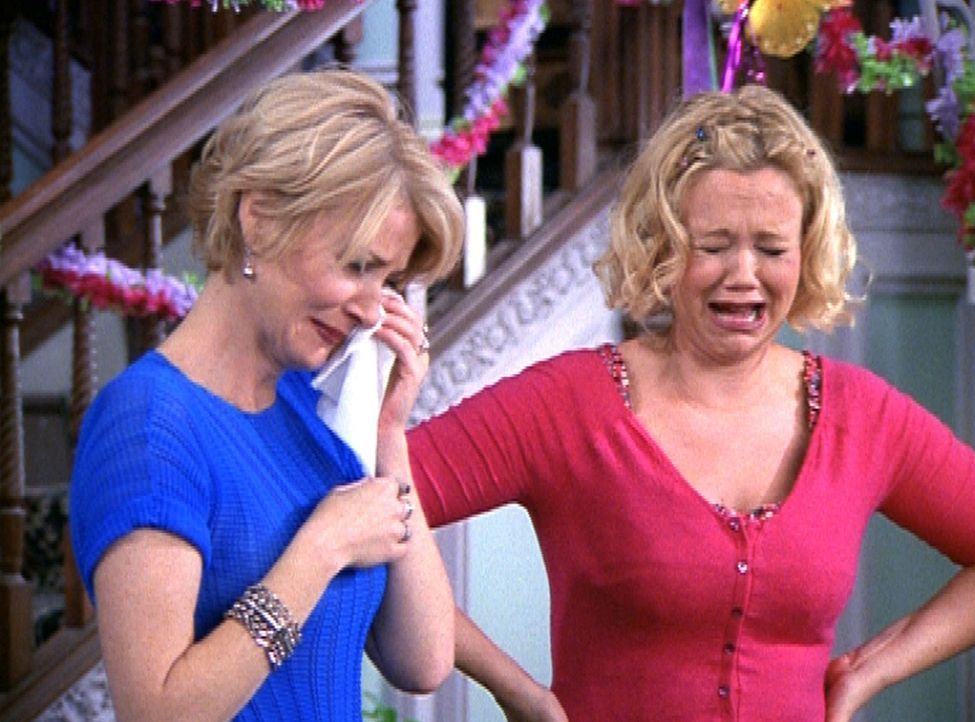 Tante Zelda (Beth Broderick, l.) und Tante Hilda (Caroline Rhea, r.) heulen sich allein bei dem Gedanken, dass Sabrina sie verlassen wird, die Augen... - Bildquelle: Paramount Pictures