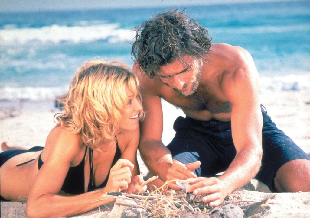 Obwohl die verwöhnte und launische Amber Leighton (Madonna, l.) Giuseppes (Adriano Giannini, r.) eigenartige Befehle befolgen muss, verliebt sie sic... - Bildquelle: 2003 Sony Pictures Television International