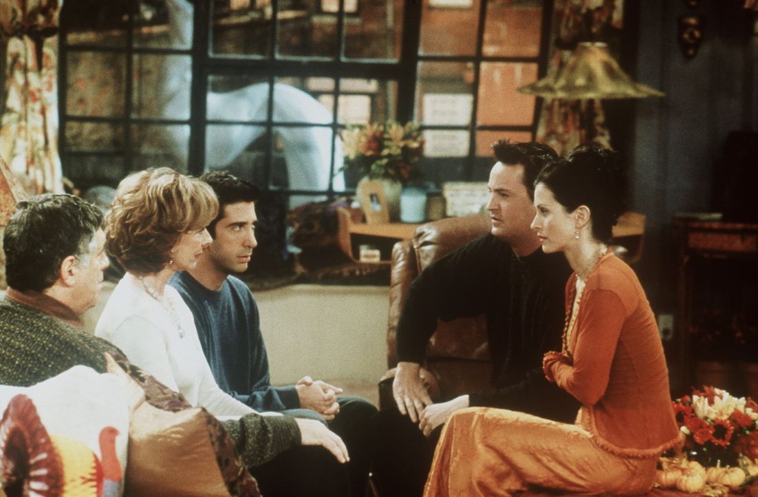 Monica (Courteney Cox, r.) will ihren Eltern Jack (Elliott Gould, l.) und Judy (Christina Pickles, 2.v.l.) schonend beibringen, dass sie mit Chandle... - Bildquelle: TM+  2000 WARNER BROS.