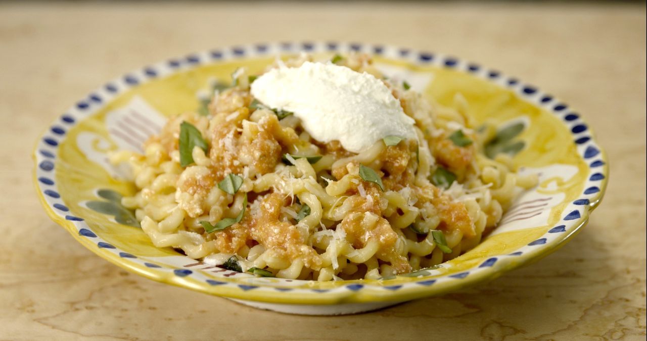Auf den Spuren ihrer Großeltern, die früher eine Pastafabrik hatten, probiert sich Giada diesmal an Fusili Pomodoro aus ... - Bildquelle: 2015,Television Food Network, G.P. All Rights Reserved