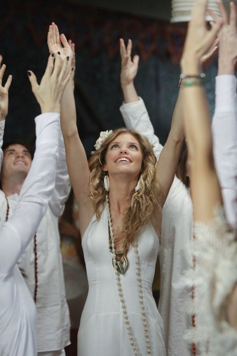 Im Yoga-Fieber: Naomi (AnnaLynne McCord) - Bildquelle: TM &   CBS Studios Inc. All Rights Reserved