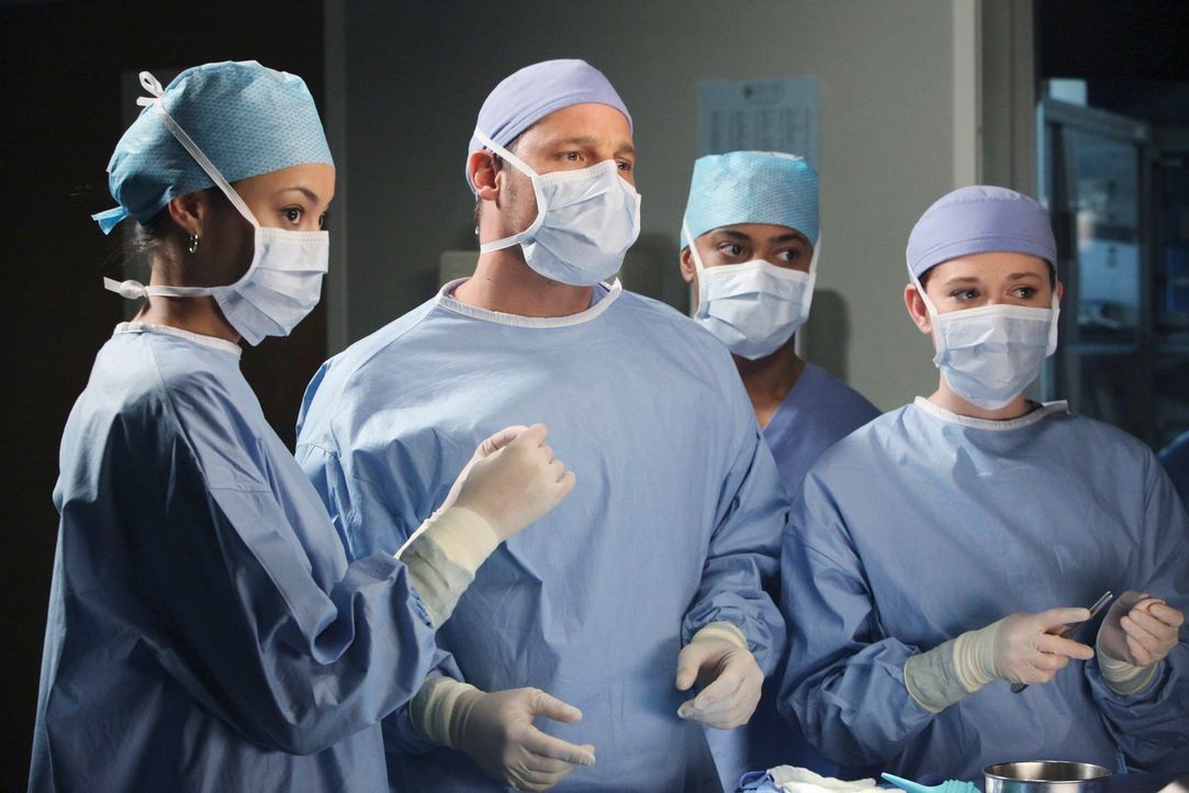 Richard Webber hat eine Reihe von Medizinstudenten im Schlepptau, die den jungen Ärzten über die Schulter schauen sollen. Meredith, April (Sarah Dre... - Bildquelle: ABC Studios