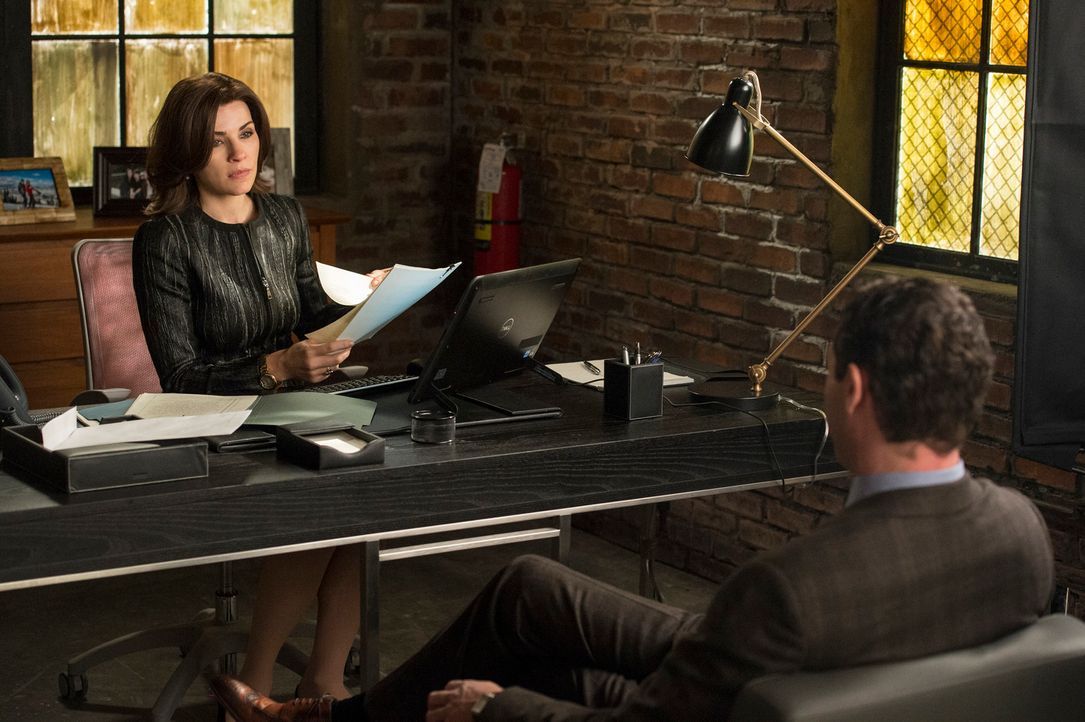 Während Alicia (Julianna Margulies, l.) Millionen von Dollar erbt, versucht Damian (Jason O'Mara, r.) einen Spion abzuschütteln ... - Bildquelle: David Giesbrecht 2013 CBS Broadcasting Inc. All Rights Reserved.