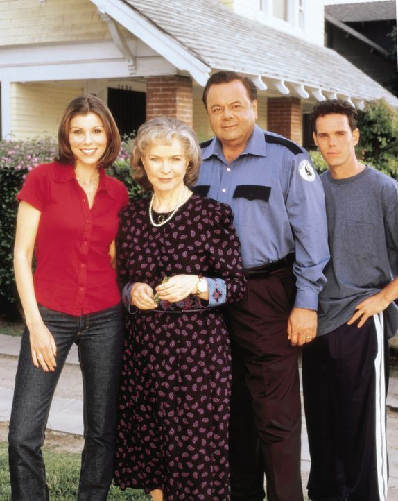 Famile DeLucca: Lydia (Heather Paige Kent, l.), Dolly (Ellen Burstyn, 2.v.l.), Frank (Paul Sorvino, 2.v.r.) und Paul (Kevin Dillon, r.) ... - Bildquelle: CBS Television