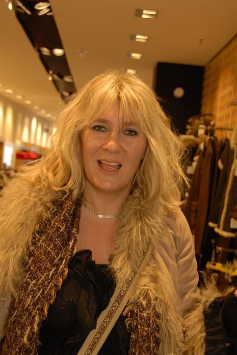 Die Rockmusikerin Claudia möchte ihre Bank mit dem passenden Outfit davon überzeugen, dass sie einen Kredit bekommt. - Bildquelle: Walter Wehner Sat.1
