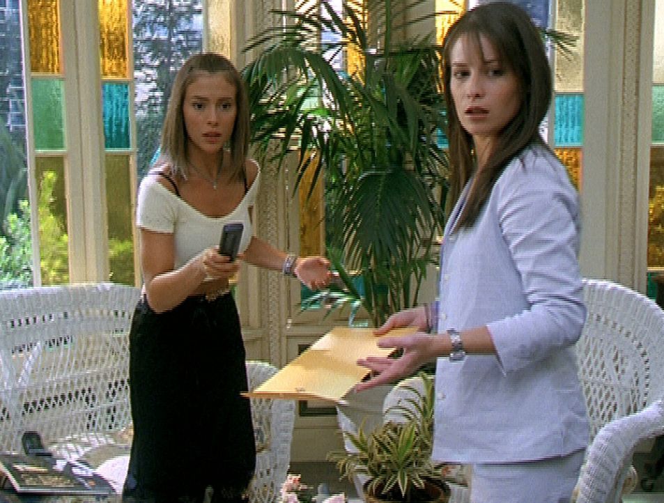 Phoebe (Alyssa Milano, l.) und Piper (Holly Marie Combs, r.) trauen ihren Augen nicht, denn es scheint sich etwas in dem alten Ölgemälde bewegt zu... - Bildquelle: Paramount Pictures