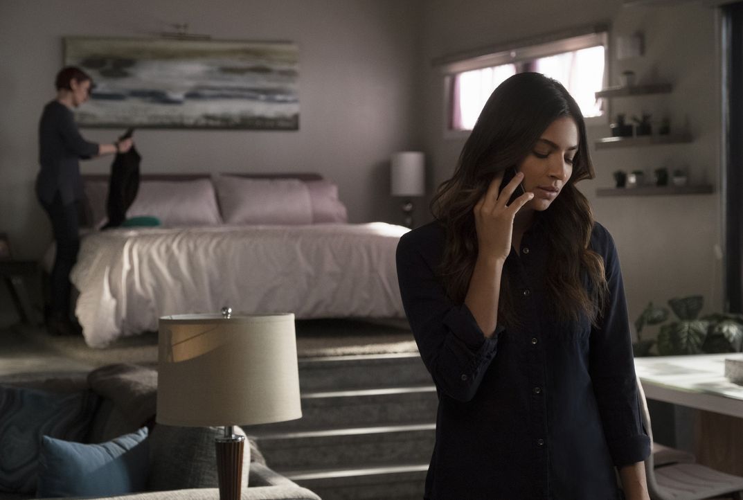 Maggie (Floriana Lima) muss sich entscheiden, ob sie aus der gemeinsamen Wohnung auszieht, unterdessen macht Samantha eine erstaunliche Entdeckung ... - Bildquelle: 2017 Warner Bros.