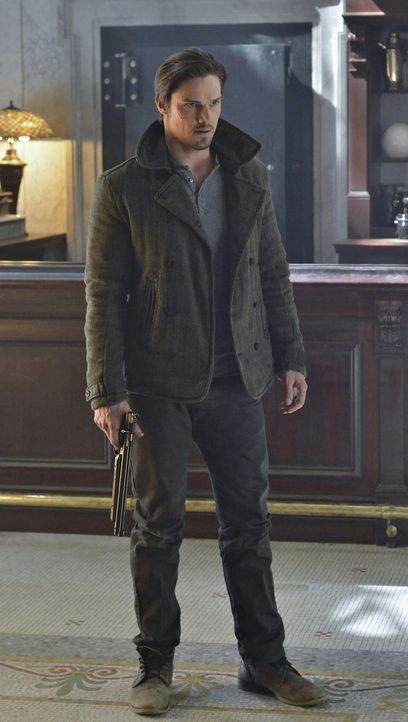 Gibt es wirklich Medikamente, die Vincent Keller (Jay Ryan) heilen können? Noch will er nicht so recht daran glauben ... - Bildquelle: 2012 The CW Network, LLC. All rights reserved.