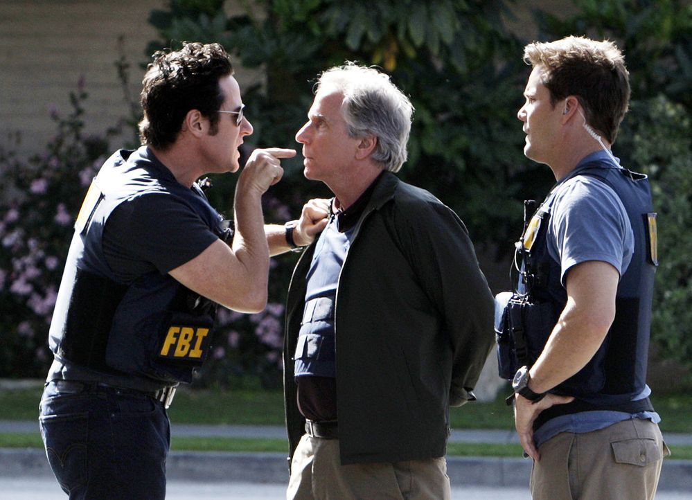 Während Don (Rob Morrow, l.), Colby (Dylan Bruno, r.) und das restliche Team eine Reihe von Banküberfällen, für die der ehemalige FBI-Ermittler Bloo... - Bildquelle: Paramount Network Television