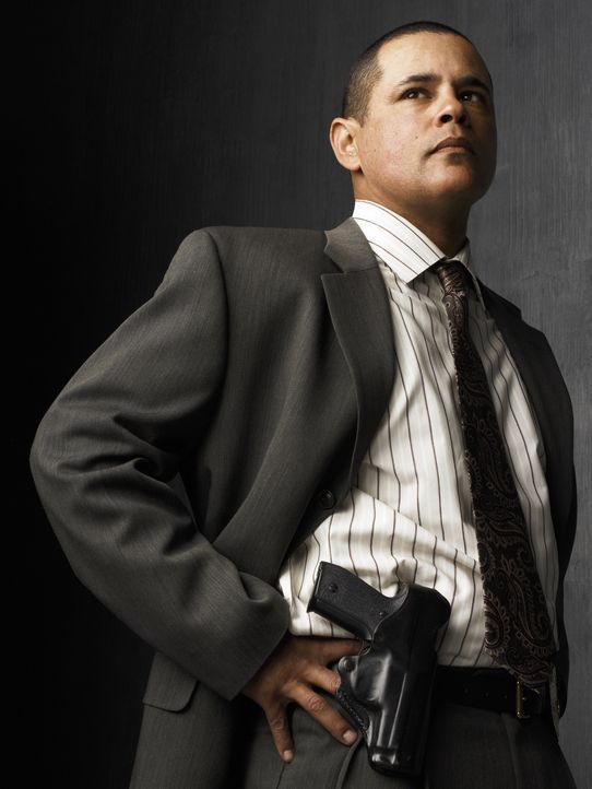 (2. Staffel) - Detective Julio Sanchez (Raymond Cruz) kommt aus den Slums und verfügt daher über umfassendes Insider-Wissen, was zur Klärung vieler... - Bildquelle: Warner Brothers