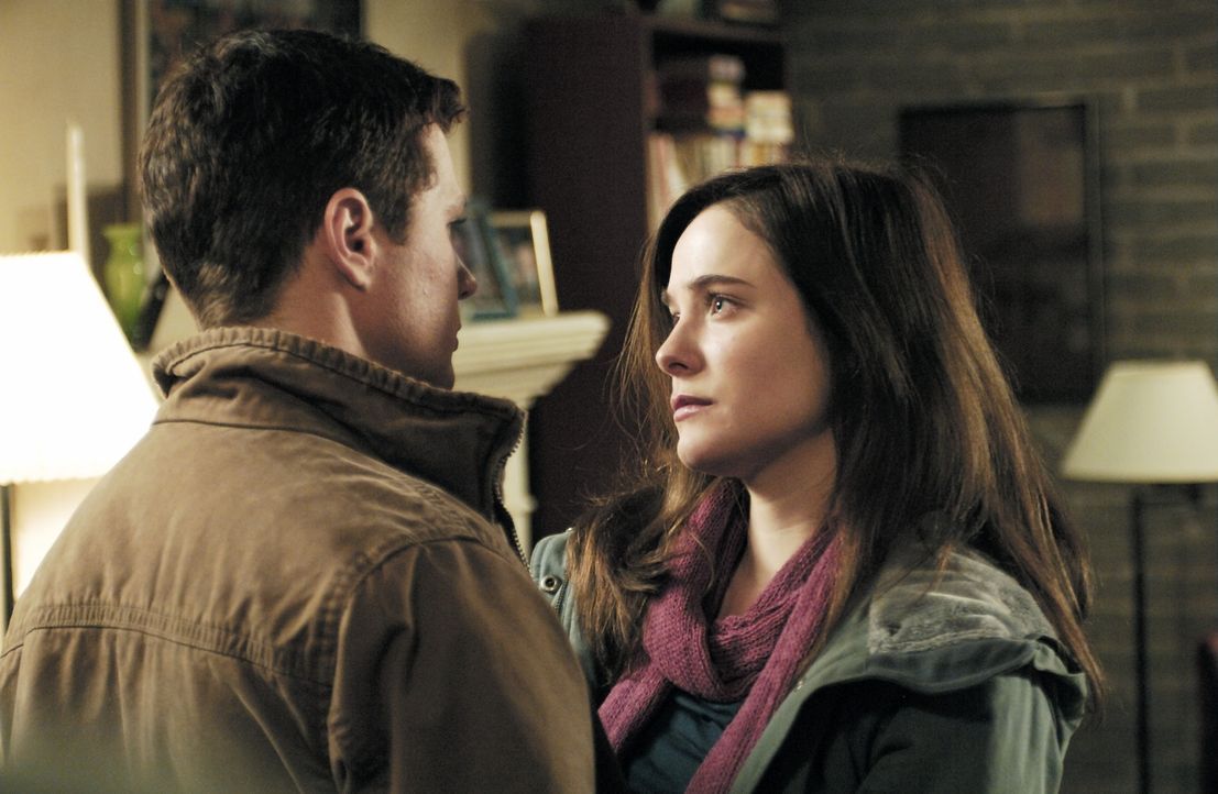 Zwischen zwei Stühlen: Eric O'Neill (Ryan Phillippe, l.) liebt seine Frau (Caroline Dhavernas, r.), aber als FBI Neuling kann er sie auf keinen Fal... - Bildquelle: Universal Pictures
