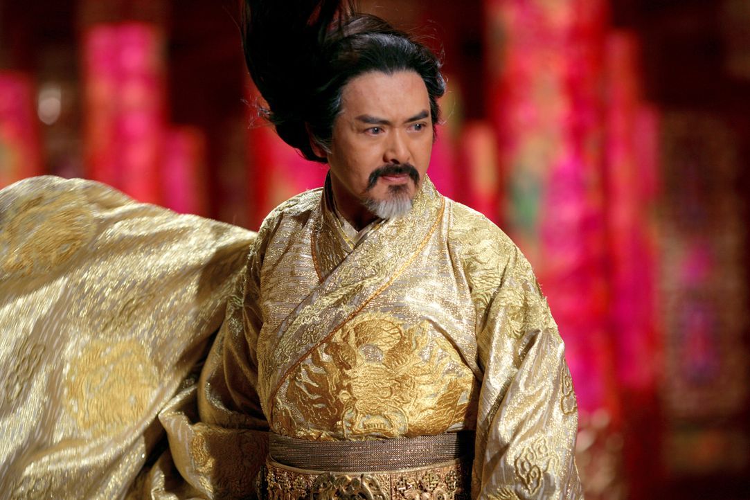 Als Kaiser Ping (Yun Fat Chow) von langjährigen Kriegszügen unerwartet an den Hof zurückkehrt, merkt er sofort, dass im Palast so einiges faul is... - Bildquelle: TOBIS Film