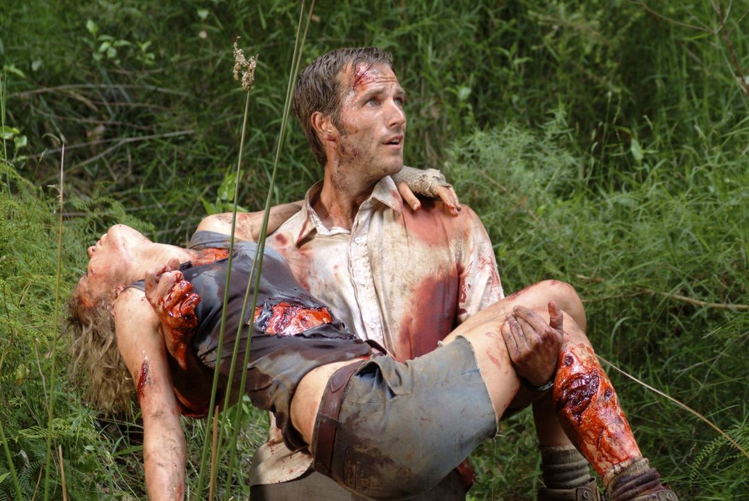 Gelingt es Pete (Michael Vartan, r.), die schwerverletzte Kate (Radha Mitchell, l.) rechtzeitig in Sicherheit zu bringen?