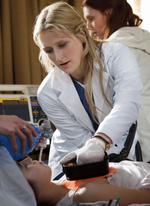 Für Emily Owens (Mamie Gummer) beginnt der Ernst des Lebens: Frisch von der Uni, tritt sie ihre Arbeit als Assistenzärztin in einem Krankenhaus an.... - Bildquelle: 2012 The CW Network, LLC. All rights reserved.