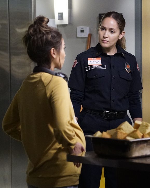 JJ (Brenda Song, l.); Andy Herrera (Jaina Lee Ortiz, r.) - Bildquelle: Kelsey McNeal © 2020 American Broadcasting Companies, Inc. All rights reserved. / Kelsey McNeal