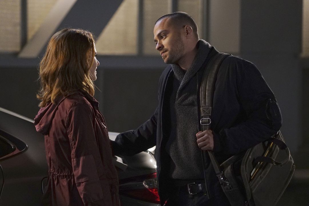 April (Sarah Drew, l.) und Jackson (Jesse Williams, r.) versuchen, ihrem Baby zuliebe ihre Meinungsverschiedenheiten beizulegen während. Doch wird i... - Bildquelle: Eric McCandless ABC Studios