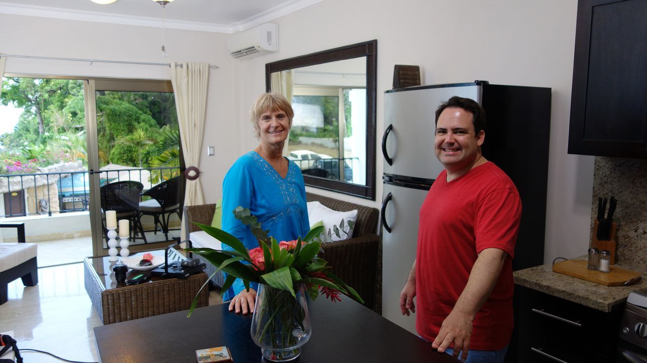 Matt (r.) ist auf der Suche nach einer Ferienwohnung am Strand von Cabarete. Aber findet Maklerin Sally Byrd (l.) in der Dominikanischen Republik fü... - Bildquelle: 2014, HGTV/Scripps Networks, LLC. All Rights Reserved.