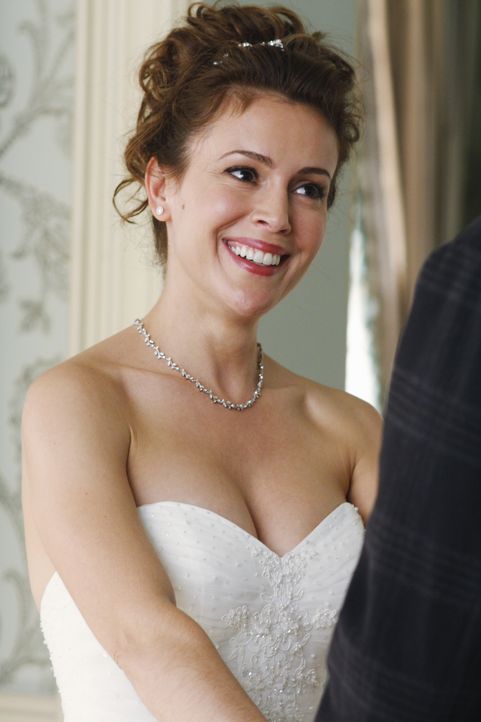 Am Morgen von Kyra Blaines (Alyssa Milano) Hochzeit wird die Brautjungfer tot aufgefunden, doch noch weiß die Braut noch nichts davon ... - Bildquelle: ABC Studios