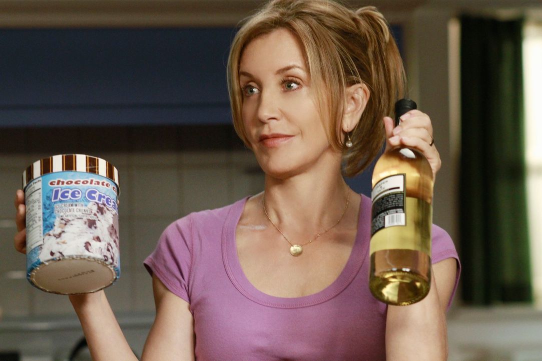 Während Mike misstrauisch wird, da Susan und Carlos ungewöhnlich viel Zeit miteinander verbringen, bekommt Lynette (Felicity Huffman) überraschenden... - Bildquelle: ABC Studios