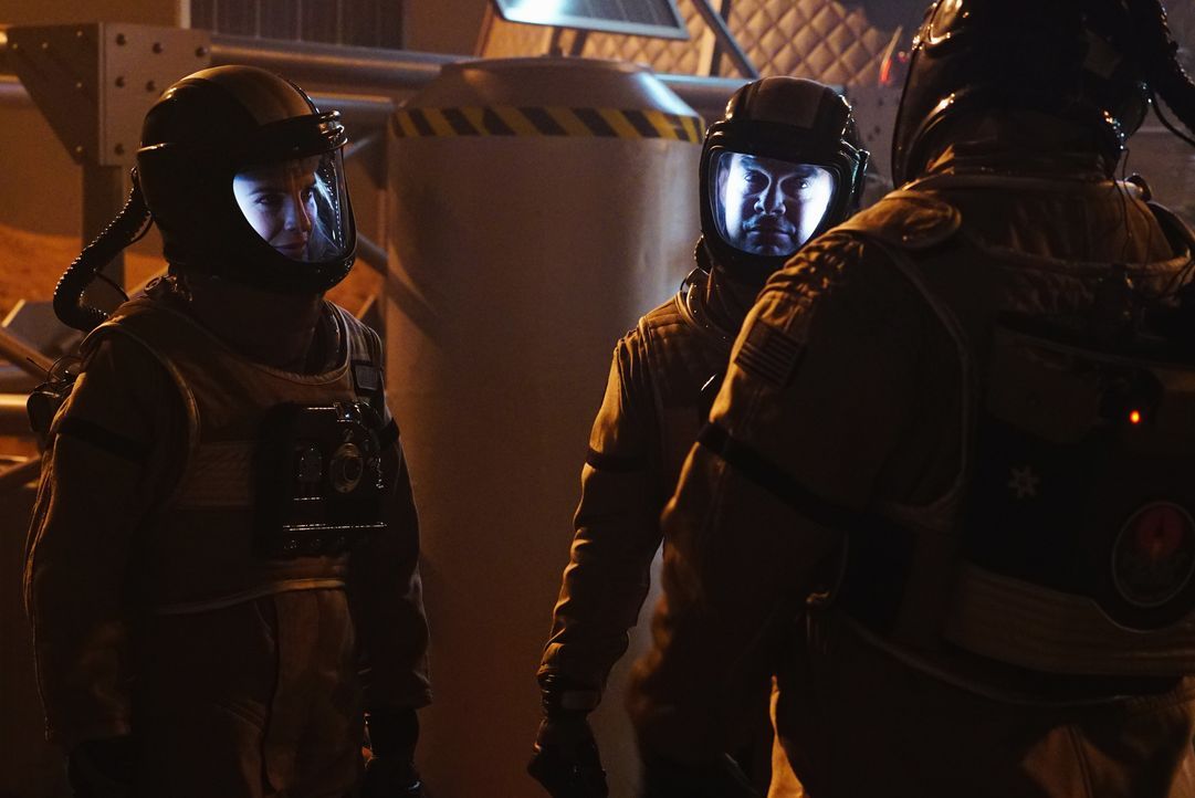 Sämtliche Ermittlungen im Mars-Mord verlaufen im Sand, bis Esposito (Jon Huertas, 2.v.l.) und Kate (Stana Katic, l.) eine schockierende Entdeckung m... - Bildquelle: Richard Cartwright ABC Studios / Richard Cartwright