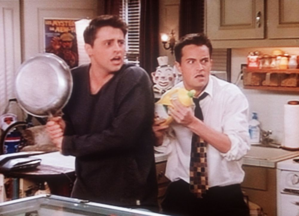 Joey (Matt LeBlanc, l.) und Chandler (Matthew Perry, r.) erwarten einen Fan von Joey. Man weiß ja nie, wie sich weibliche Fans verhalten ... - Bildquelle: TM+  2000 WARNER BROS.