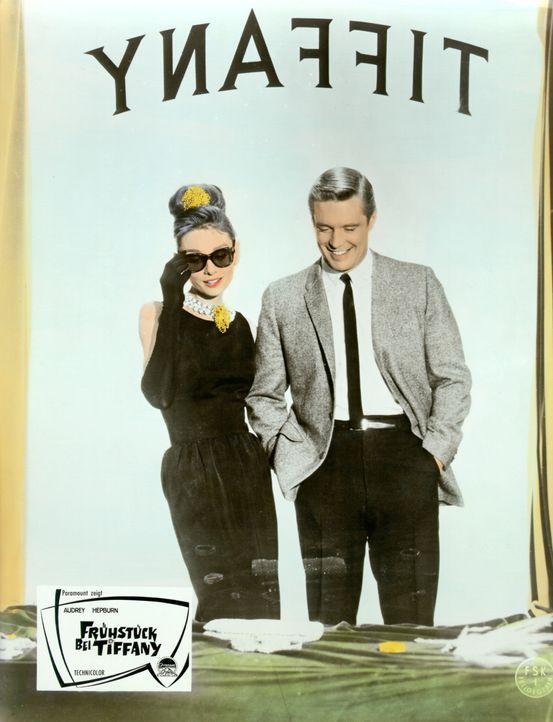 Holly (Audrey Hepburn, l.) und Paul (George Peppard, r.) stehen vor dem Schaufenster des teuersten Juweliergeschäfts von New York und sehen sich un... - Bildquelle: Paramount Pictures