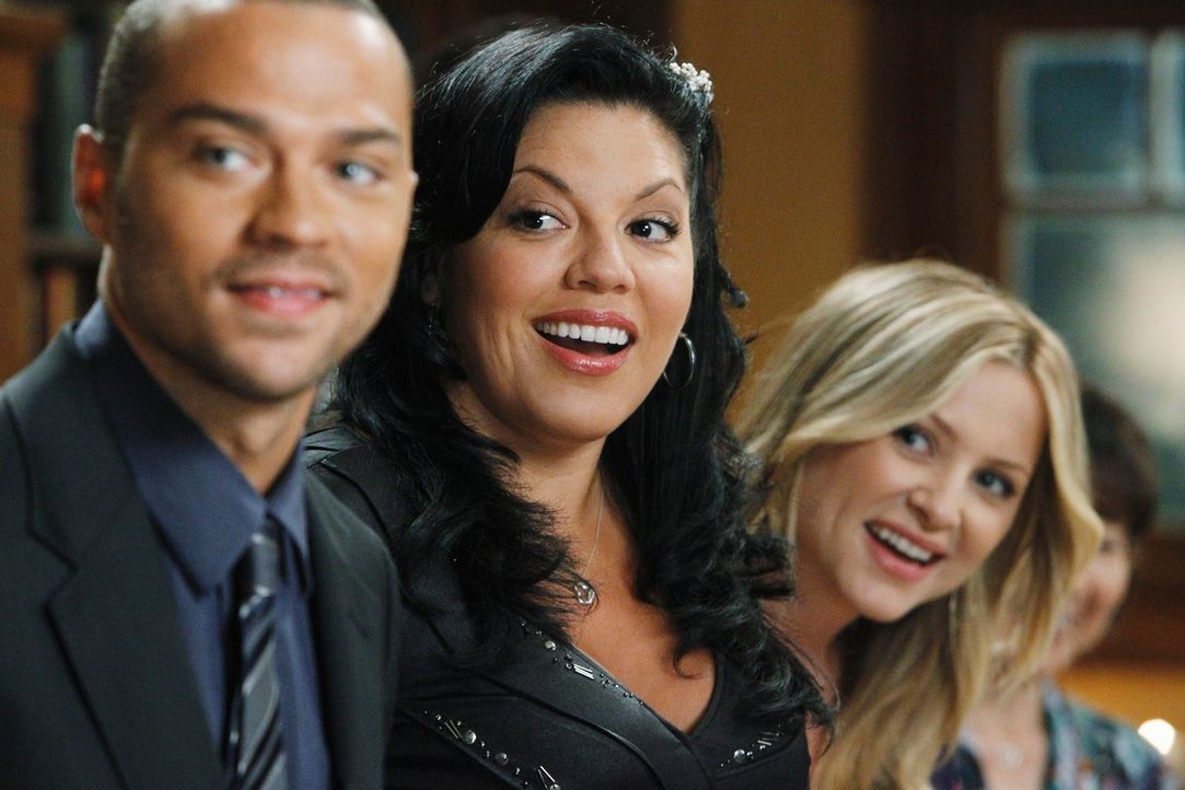 Freuen sich für Owen und Cristina: Jackson (Jesse Williams, l.), Callie (Sara Ramirez, M.) und April (Sarah Drew, r.) ... - Bildquelle: ABC Studios