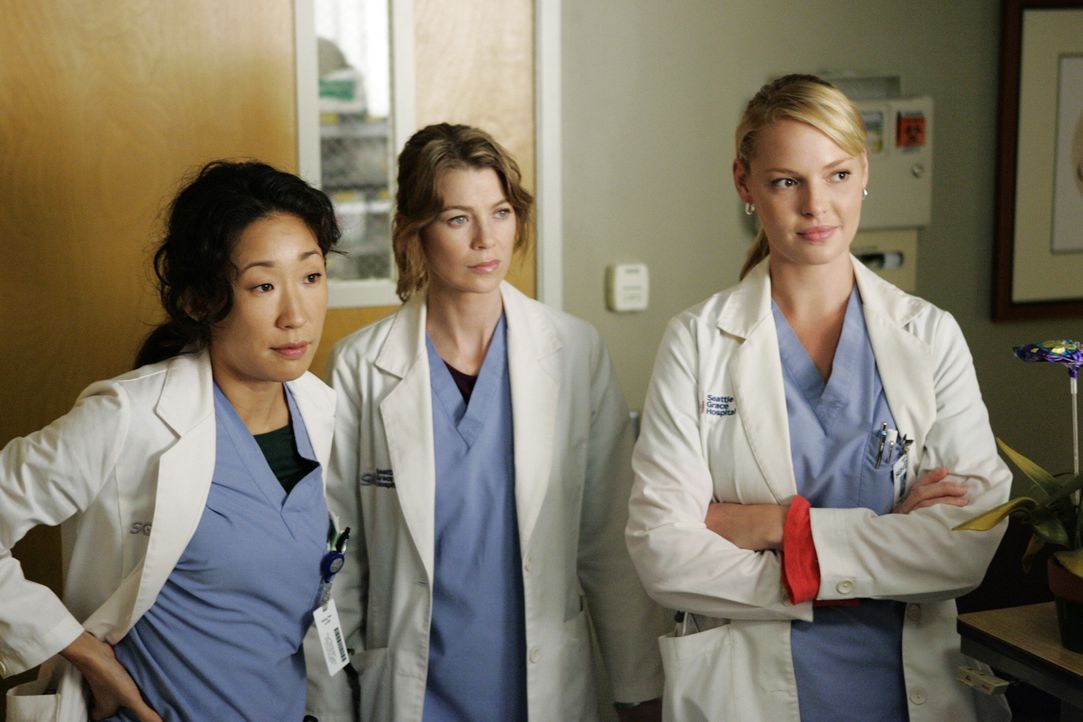 Stehen vor einer medizinischen Sensation: Meredith (Ellen Pompeo, M.), Cristina (Sandra Oh, l.) und Izzie (Katherine Heigl, r.) ... - Bildquelle: Touchstone Television