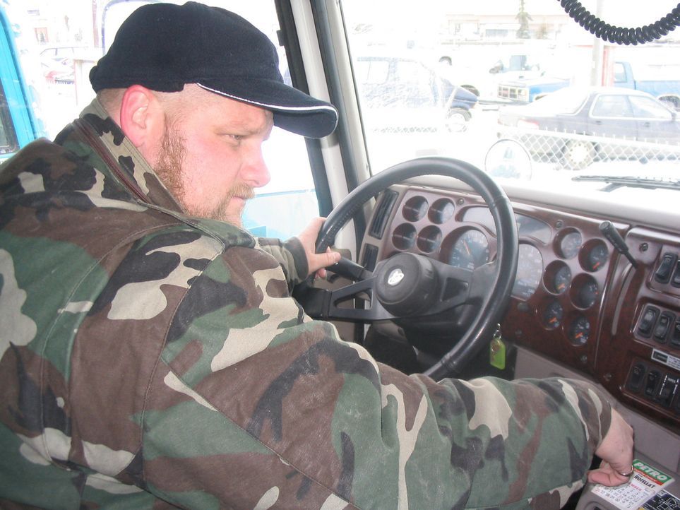 Im Internet ist Mike Grefer auf ein lukratives Jobangebot als LKW - Fahrer in Kanada gestoßen und hat sich dort beworben &#8230; - Bildquelle: kabel eins