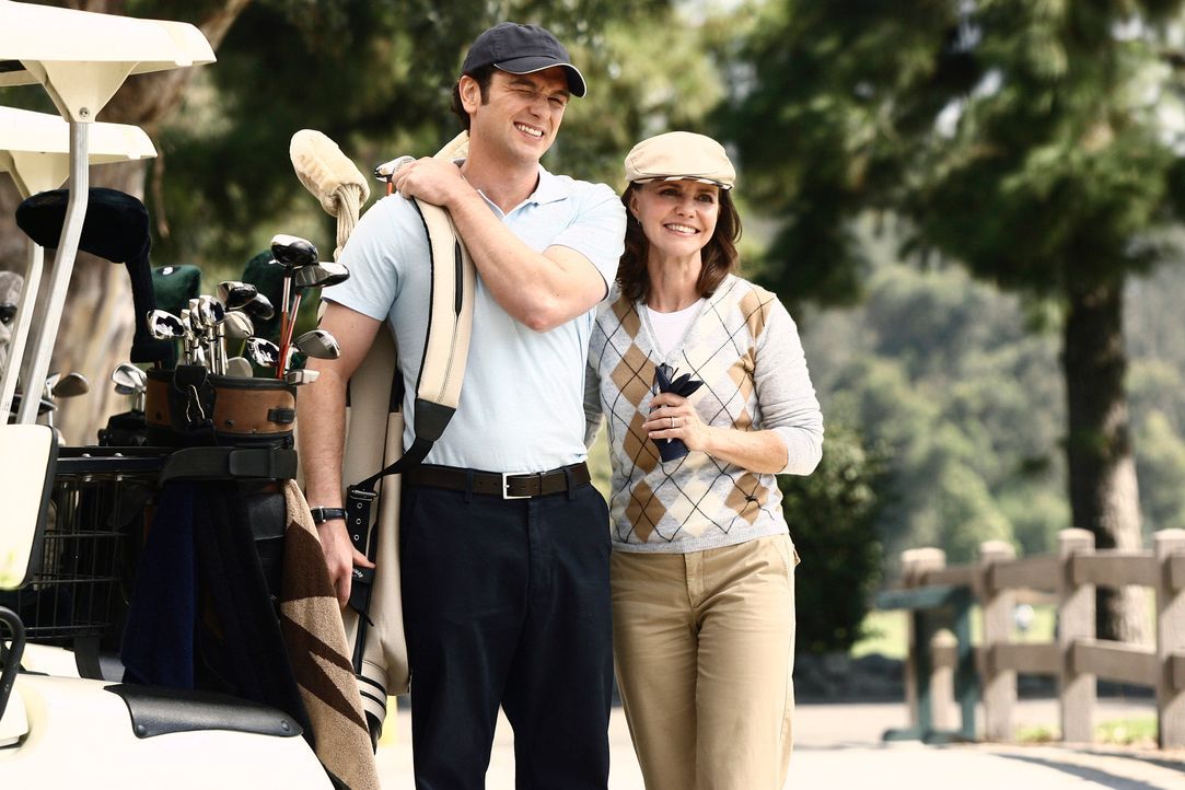 Kevin (Matthew Rhys, l.) erklärt sich bereit, seine Mutter Nora (Sally Field, r.) zu einer Golfpartie zu begleiten ... - Bildquelle: Disney - ABC International Television