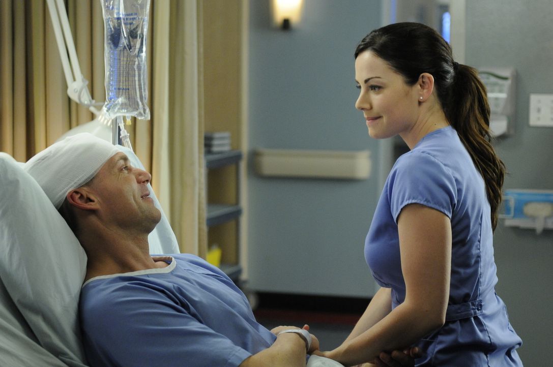 Dr. Charlie Harris (Michael Shanks, l.) ist froh, dass Dr. Alex Reid (Erica Durance, r.) die Hoffnung nie aufgegeben hat ... - Bildquelle: 2013 NBC Studios, LLC