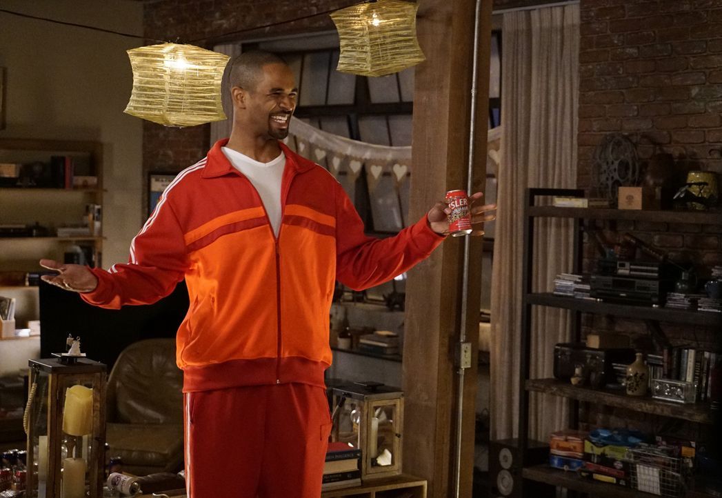 Coach (Damon Wayans Jr.) taucht in der WG auf und findet den gleichen verrückten Haufen vor, den er damals zurückgelassen hat ... - Bildquelle: Jennifer Clasen 2016 Fox and its related entities.  All rights reserved.