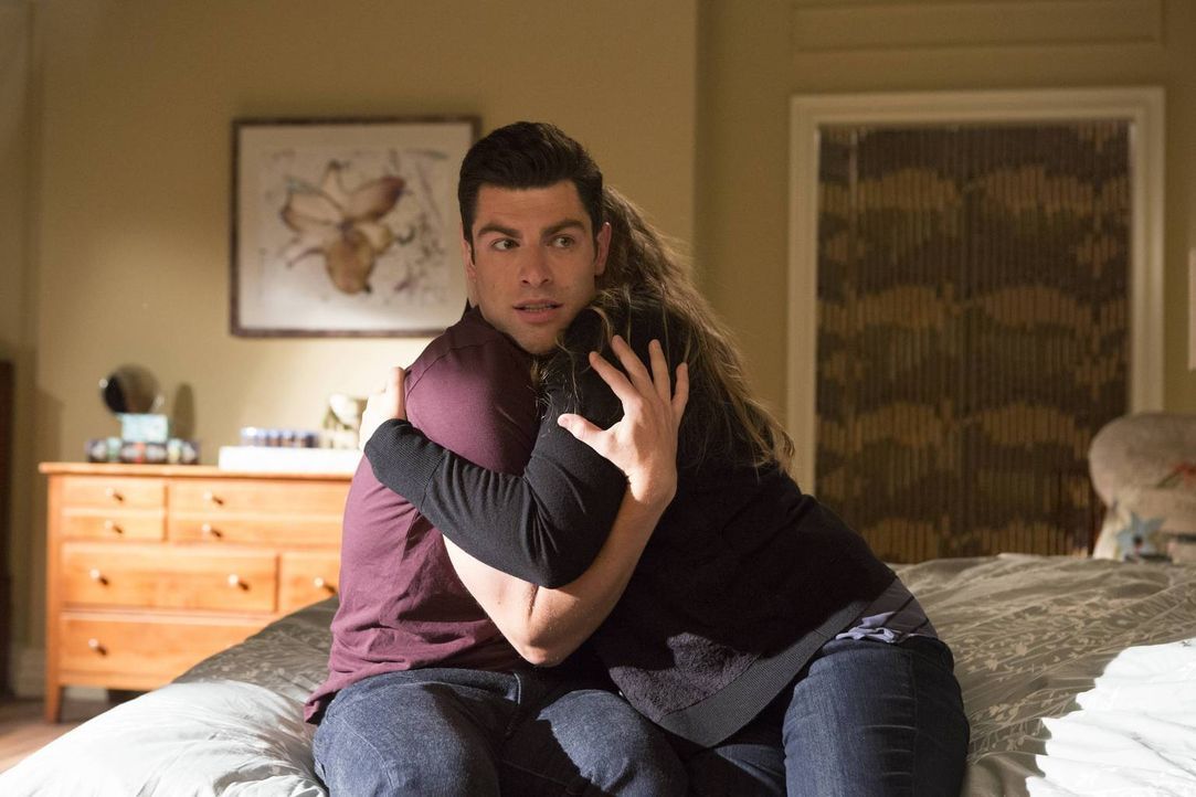 Schmidt (Max Greenfield, l.) ahnt, dass er damit nicht durchkommen wird, wenn Elizabeth (Merritt Wever, r.) erfährt, dass er sowohl Cece als auch ih... - Bildquelle: TM &   2013 Fox and its related entities. All rights reserved.