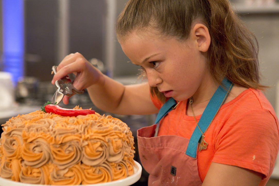 Wie wird der Jury Rebeccas scharfer Schokoladenkuchen schmecken? - Bildquelle: Adam Rose 2015, Television Food Network, G.P.  All Rights Reserved.