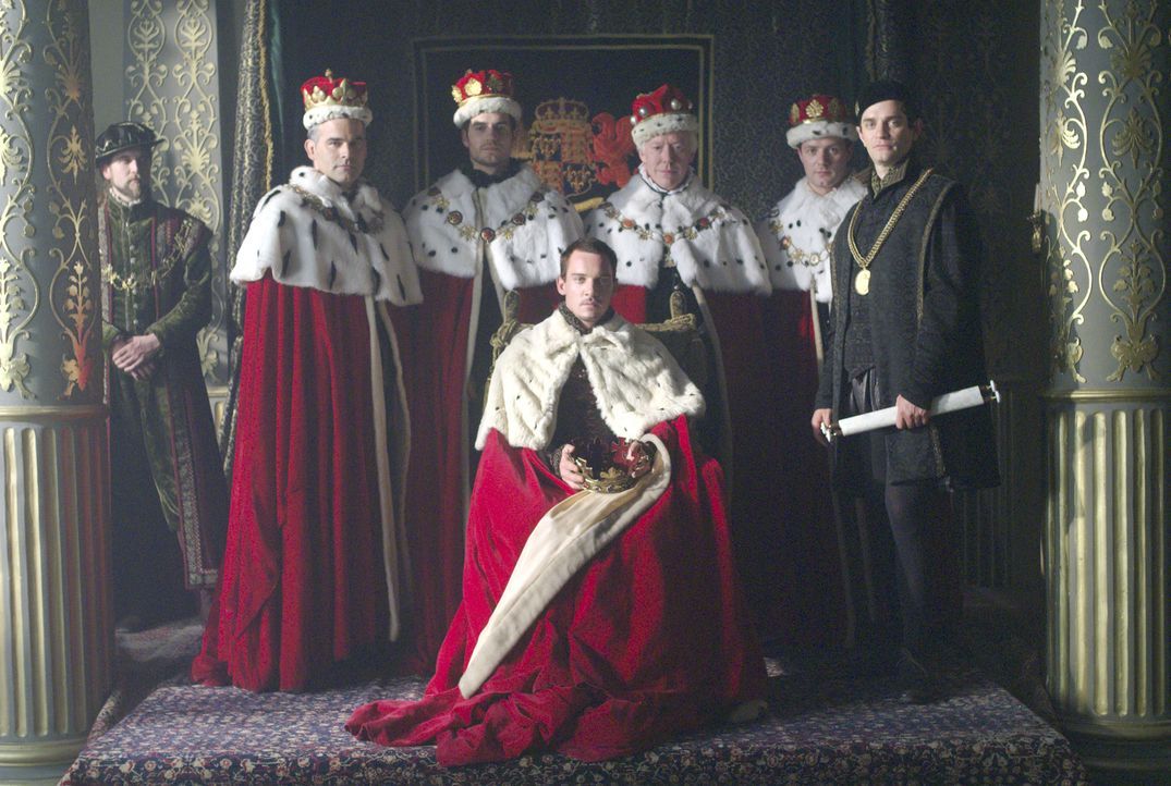 König Henry VIII. (Jonathan Rhys Meyers, M.) ernennt seine Geliebte Anne Boleyn zur Marquess of Pemproke. Thomas Boleyn (Nick Dunning, 3.v.r.), Char... - Bildquelle: 2008 TM Productions Limited and PA Tudors II Inc. All Rights Reserved.