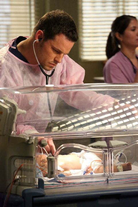 Alex (Justin Chambers) behandelt eine schwangere Frau, deren Baby direkt nach der Entbindung operiert werden musste. Die Operation scheint gut gelau... - Bildquelle: ABC Studios