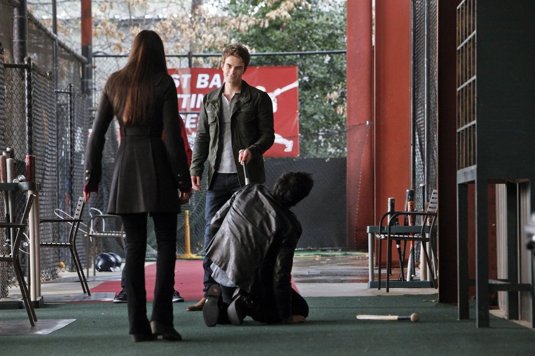 Gemeinsam sind Damon (Ian Somerhalder, r.) und Elena (Nina Dobrev, l.) auf dem Weg nach Denver, um mit Hilfe von Jeremy den Geist von Rose zu befrag... - Bildquelle: Warner Brothers
