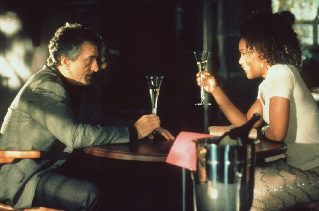 Weil seine Freundin Diane (Angela Bassett, r.) einer Heirat nur nach Berufswechsel zustimmt, will der dreiste Juwelendieb Nick (Robert De Niro, l.)... - Bildquelle: Paramount Pictures