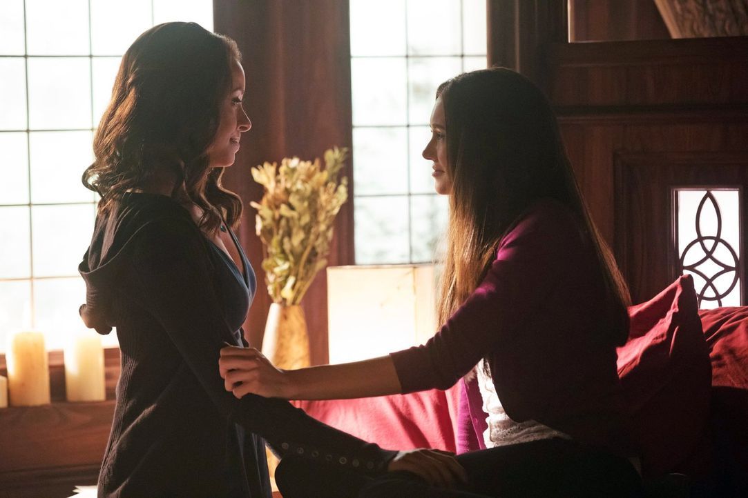 Kann Bonnie (Kat Graham, l.) den Zauber, der es ihr eigentlich nicht erlauben sollte, Elena (Nina Dobrev, r.) lebend je wiederzusehen, doch noch bre... - Bildquelle: 2016 Warner Brothers