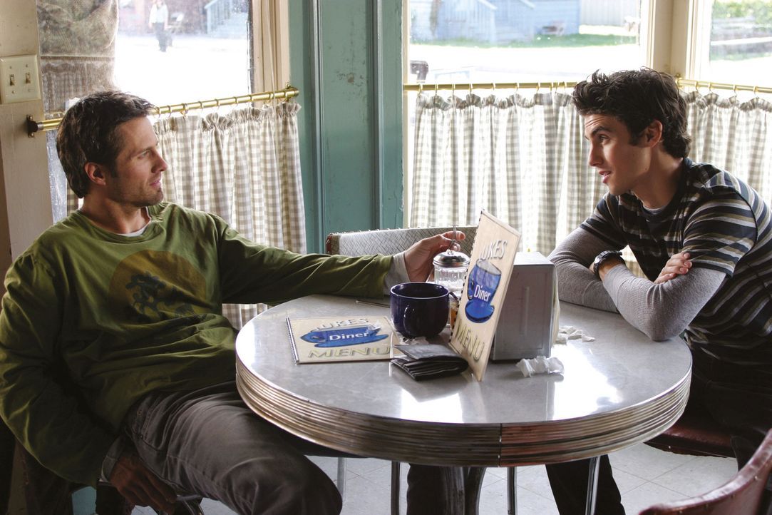 Jimmy (Rob Estes, l.) taucht plötzlich in Stars Hollow auf und möchte seinen Sohn Jess (Milo Ventimiglia, r.) sehen. Unterdessen hoffen Lorelai und... - Bildquelle: 2002 Warner Bros.