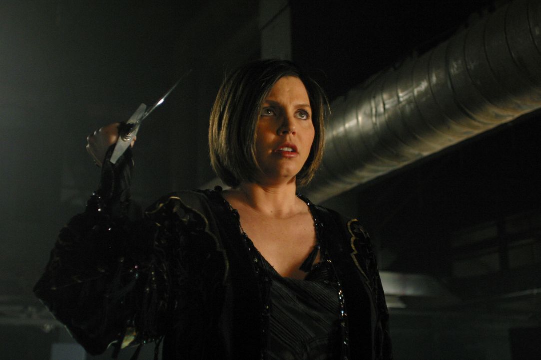 Mit einem Dolch bewaffnet schleicht sich Cordelia (Charisma Carpenter) an Lorne heran ... - Bildquelle: The WB Television Network