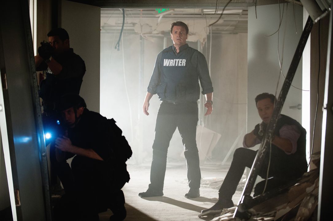 Während sie versuchen, der vor ihnen gefesselten Frau das Leben zu retten, können Castle (Nathan Fillion, 2.v.r.) und Kevin (Seamus Dever, r.) ihren... - Bildquelle: Colleen Hayes ABC Studios / Colleen Hayes
